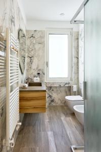 Ένα μπάνιο στο Una finestra al lago +19 φωτογραφίες