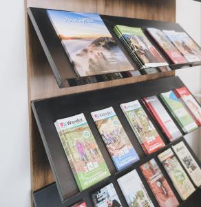 eine Ausstellung von Büchern auf einem Bücherregal in der Unterkunft Hotel Restaurant Alt Pirmasens in Pirmasens