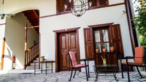 eine Terrasse mit Stühlen und einem Tisch vor einem Haus in der Unterkunft RuinAdalia Hotel - Adult Only in Antalya