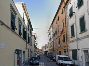 a city street with cars parked on the street at Carla e Lui a Livorno in Livorno