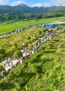 uma vista aérea de um parque de estacionamento num campo em Minh Vân Hostel em Ha Giang