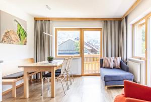 ein Wohnzimmer mit einem Esstisch und einem Sofa in der Unterkunft Rössle Appartement in Bezau
