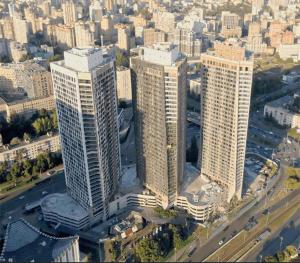 una vista aérea de dos edificios altos en una ciudad en Apartments Center2- Олімпійська - ЖК Manhattan City KПІ -Лесі Українки бульвар, en Kiev