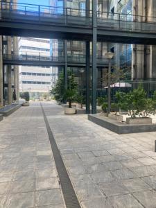 an empty sidewalk in front of a tall building at Apartamento tipo Loft in Madrid