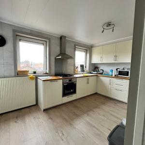 Dapur atau dapur kecil di Lovely and spacious apartment in Purmerend