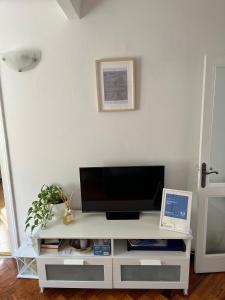 A television and/or entertainment centre at In piazzetta a Nervi