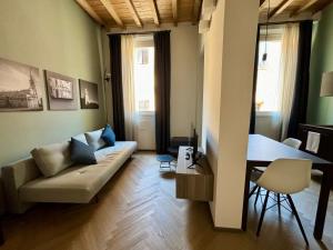 a living room with a couch and a table at Saragozza Suite 2 Intero appartamento in centro storico WIFI e parcheggio gratuito in Modena