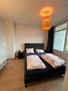 Katil atau katil-katil dalam bilik di Lovely and spacious apartment in Purmerend