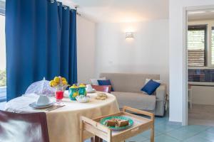 sala de estar con mesa y cortina azul en Villa Fontana Limite, en Vietri