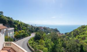 un camino sinuoso en una colina junto al océano en Villa Fontana Limite, en Vietri