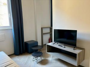 a living room with a tv and two chairs at Saragozza Suite 2 Intero appartamento in centro storico WIFI e parcheggio gratuito in Modena