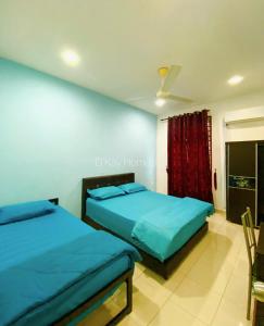 um quarto com 2 camas e uma cortina vermelha em Idaman Bayu Homestay 4 Bedrooms by DKAY in Sendayan em Seremban