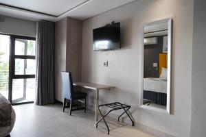 Televízia a/alebo spoločenská miestnosť v ubytovaní Khayalami Hotel - Mbombela