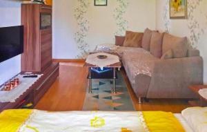 Area tempat duduk di Lovely Apartment In Frstenwerder With Heated Swimming Pool