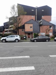 três carros estacionados ao lado de uma rua em apparemment T1 em Tarbes