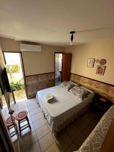 ein Schlafzimmer mit einem großen Bett und einem Fenster in der Unterkunft Casa di Vó in Mucugê