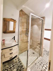 La salle de bains est pourvue d'une douche et d'un lavabo. dans l'établissement Casa Baia Hendaye, à Hendaye