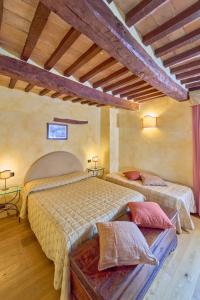 a bedroom with two beds in a room at Borgo Fastelli in Sarteano