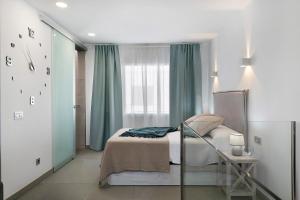1 dormitorio con cama y ventana en Casa Mara 2, en Playa Quemada