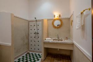 een badkamer met een wastafel en een douche bij Riad Nuits D'orient Boutique Hotel & SPA in Marrakesh