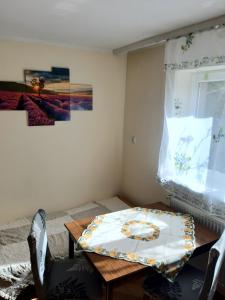 Pokój ze stołem i talerzem w obiekcie Apartament na wsi w Lubniewicach