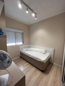 En eller flere senge i et værelse på Apartamento novo e aconchegante!