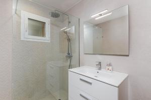 y baño blanco con lavabo y ducha. en YourHouse Villa Canta town house, en Playa de Muro