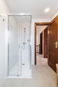 y baño con ducha y puerta de cristal. en Home2Book Charming House Agaete, BBQ & Garden, en Agaete