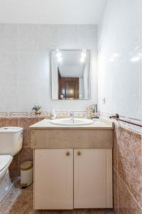 y baño con lavabo, aseo y espejo. en Home2Book Charming House Agaete, BBQ & Garden en Agaete