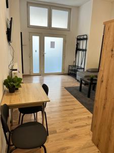 uma sala de estar com uma mesa de madeira e cadeiras em Apartment Central 10B 40qm Wi-Fi free Parking calm back house em Dortmund