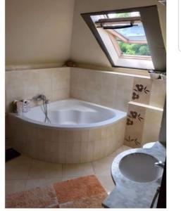 ein Bad mit einer Badewanne und einem WC in der Unterkunft Achilles house in Budapest