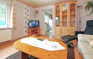 - un salon avec une table basse et un canapé dans l'établissement 2 Bedroom Awesome Apartment In Rechlin, à Rechlin