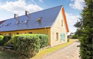 une maison dotée d'un toit solaire dans l'établissement 2 Bedroom Awesome Apartment In Rechlin, à Rechlin
