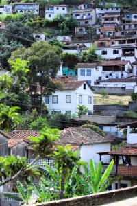 un grupo de casas en una colina con árboles en Casazul - OP en Ouro Preto