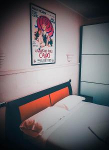 um cartaz pendurado por cima de uma cama num quarto em Cardinal Vatican Inn em Roma