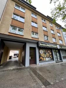 un edificio con un cartello sulla parte anteriore di Apartment Central 10B 40qm Wi-Fi free Parking calm back house a Dortmund
