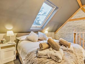 una camera da letto con un grande letto con asciugamani di 1 Bed in Christchurch 54900 a Ringwood