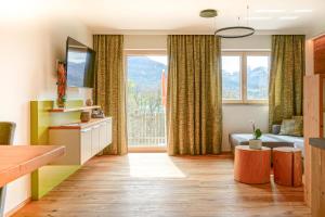 Haus Alpenblick في سانت ولفغانغ: غرفة معيشة مع سرير ونافذة كبيرة