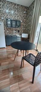 uma mesa e duas cadeiras num quarto em Apê Estúdio Tropical em Paranaíba