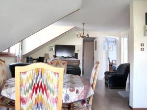 salon ze stołem i krzesłami w obiekcie Maison enchanteresse à Ingersheim avec vue sur la montagne w mieście Ingersheim