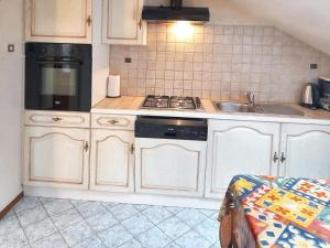 Kuchnia lub aneks kuchenny w obiekcie Maison enchanteresse à Ingersheim avec vue sur la montagne