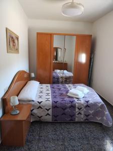 una camera da letto con un letto, un tavolo e uno specchio di CORTIJO DEL LUCERO, FERNAN PEREZ a Almería