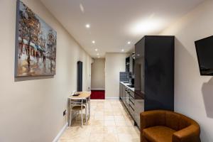 a kitchen with a table and chairs in a room at Cosy Apartment In The Heart of the City in Norwich