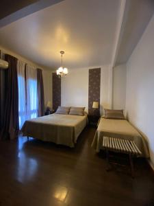 1 Schlafzimmer mit 2 Betten und einem Fenster in der Unterkunft Hotel Dos Venados in San Luis