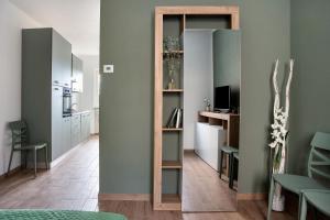 ein Wohnzimmer mit einer Küche und einem Esszimmer in der Unterkunft Attiva Lanze in Castagnole Lanze