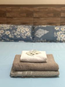 une pile de serviettes assises au-dessus d'un lit dans l'établissement Casa di Vó, à Mucugê