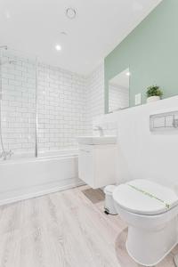 Phòng tắm tại Stylish 2 Bed Apartment Nightingale Quarter Derby