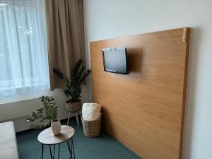 una habitación con una pared con TV. en Apartmány KiRi, en Kyjov