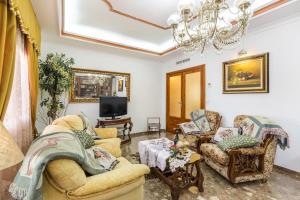sala de estar con 2 sofás y TV en Casa Venta Ruizo, en Lorca