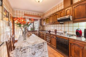 una cocina con una mesa con un jarrón de flores. en Casa Venta Ruizo, en Lorca